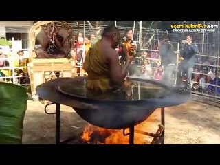 Kızgın Yağ İçinde Meditasyon Yapan Budist Rahip