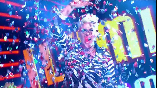 Assistir OS ILUMINADOS 15-03-2015 - Conheça melhor a gaúcha Naíma, terceira finalista do Iluminados - Domingão do Faustão 15/03/2015