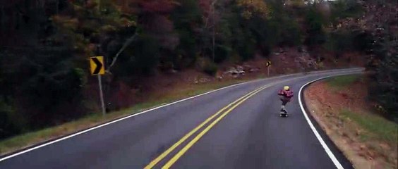 Une biche fait tomber un Longboarder en pleine Descente