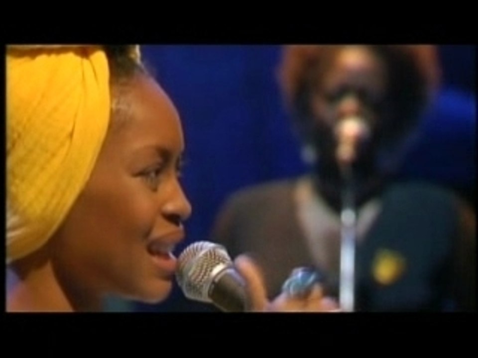 Erykah Badu - On And On (live)