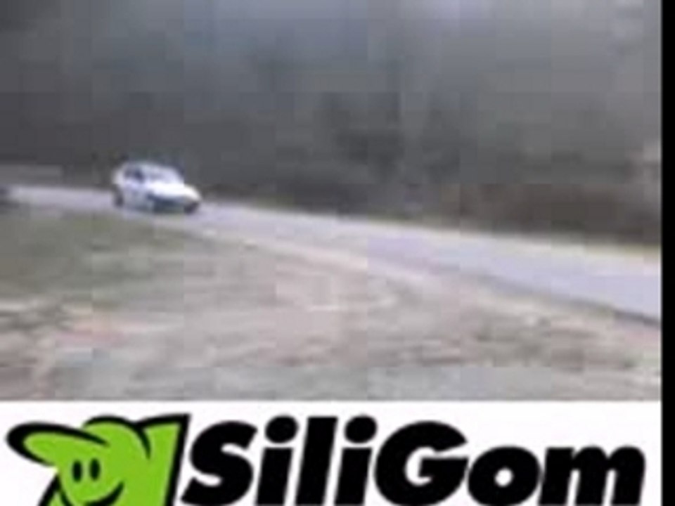 Drift: une Saxo en glisse...va au talus