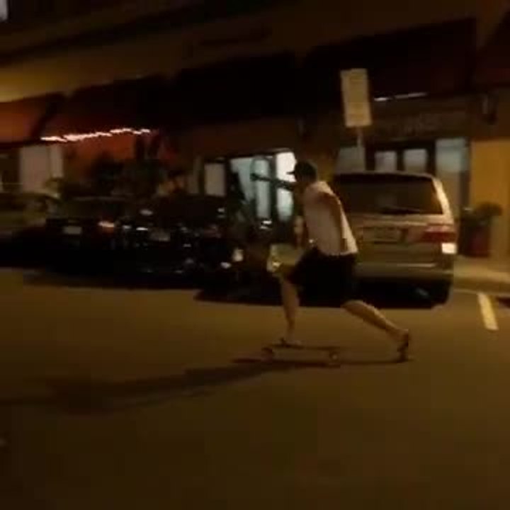 Quand un mec complètement torché veut rentrer chez lui en skate