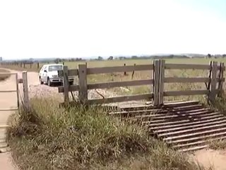 Cet agriculteur a sa technique pour ouvrir son portail sans sortir de sa voiture !