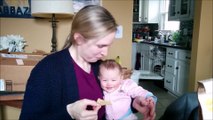 Un bébé plié de rire quand sa maman mange des chips