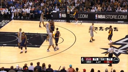 NBA - un enfant fait un double bras d'honneur à Lebron James