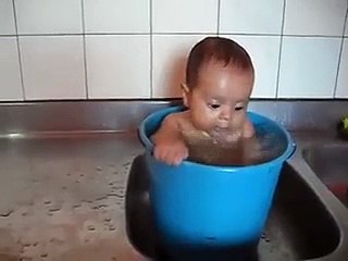 Baby in tub making strange faces - Videos ARY NEWS