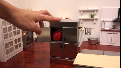 Japon aşçının mini mutfağı ve sevimli çilek pastası
