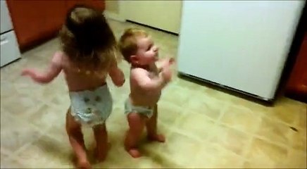 Yürümeyi öğrenmeden dans etmeyi öğrenen bebek