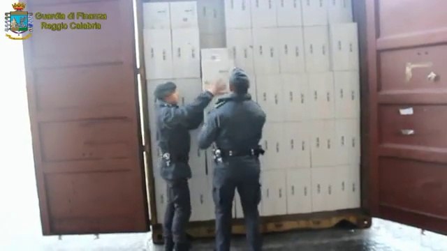 Gioia Tauro (Rc) - sequestrate 14 tonnellate di sigarette al porto