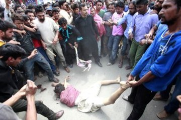 Pakistan'da Kalabalık Bombacıyı Linç Edip Yaktı