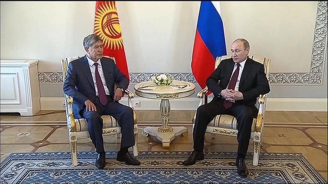 Vladimir Poutine réapparaît en public après 10 jours d'absence