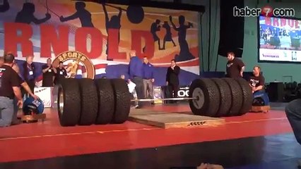 500 küsur kiloluk halteri kaldıran insan evladı