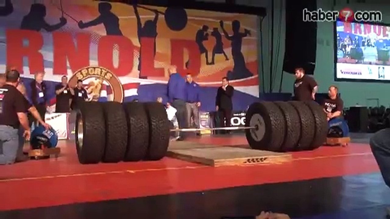 500 küsur kiloluk halteri kaldıran insan evladı