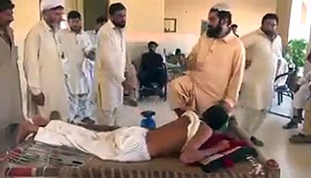 Dekhiye Yeh Jaali Peer Kya Kar Raha Hai, Leaked Video of Fake Peer From Sindh