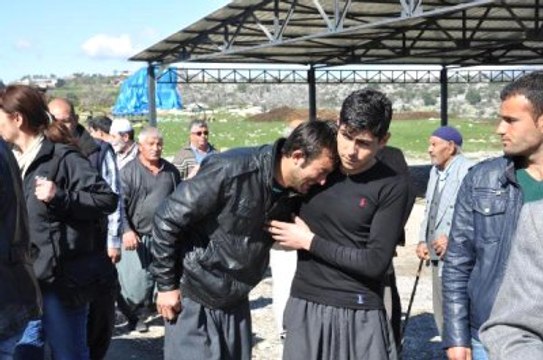 Ablasının Benzin Döküp Yaktığı Ayşe, Son Yolculuğuna Duvağı ile Uğurlandı.