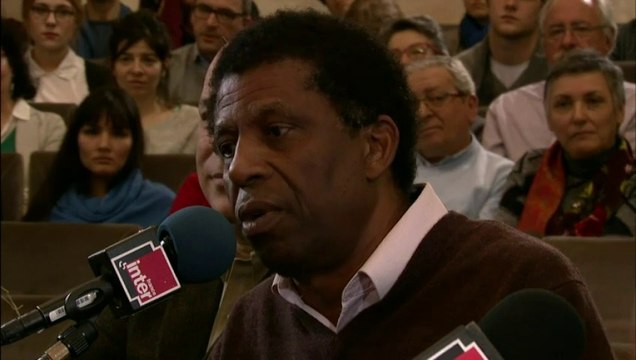 Dany Laferrière : L'érudit peut voir les choses de façon très large, l'écrivain doit faire un trou précis.