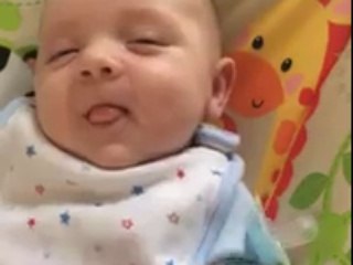 Quand un adorable bébé dit "Hello" à sa maman !