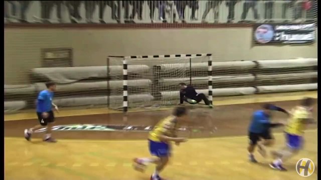 Kung-fu de 30 mètres avec claquette dans le dos ! (handball)