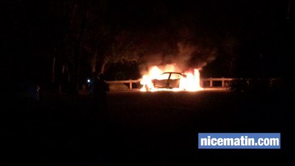 Un véhicule en feu sur le parking de Vaugrenier