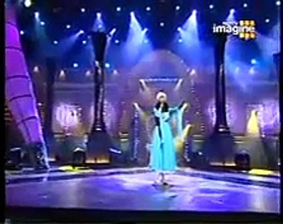 very heart touching song dedicated by a girl for his parents.must watch.
