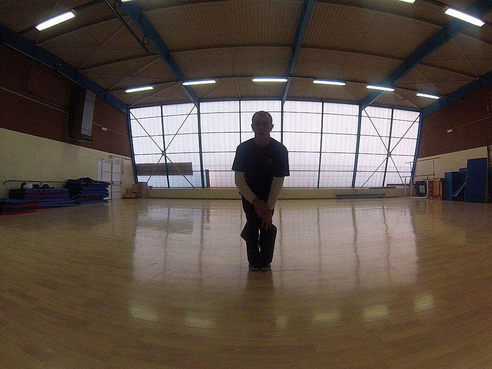 Enchainement Chansi Gong exercice 15 tourner les deux genoux les pieds joints