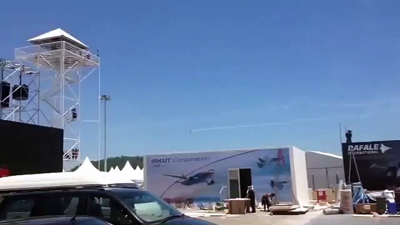 Two aerobatic planes crash at Lima practice session