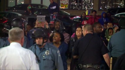Police, protesters talk in Ferguson