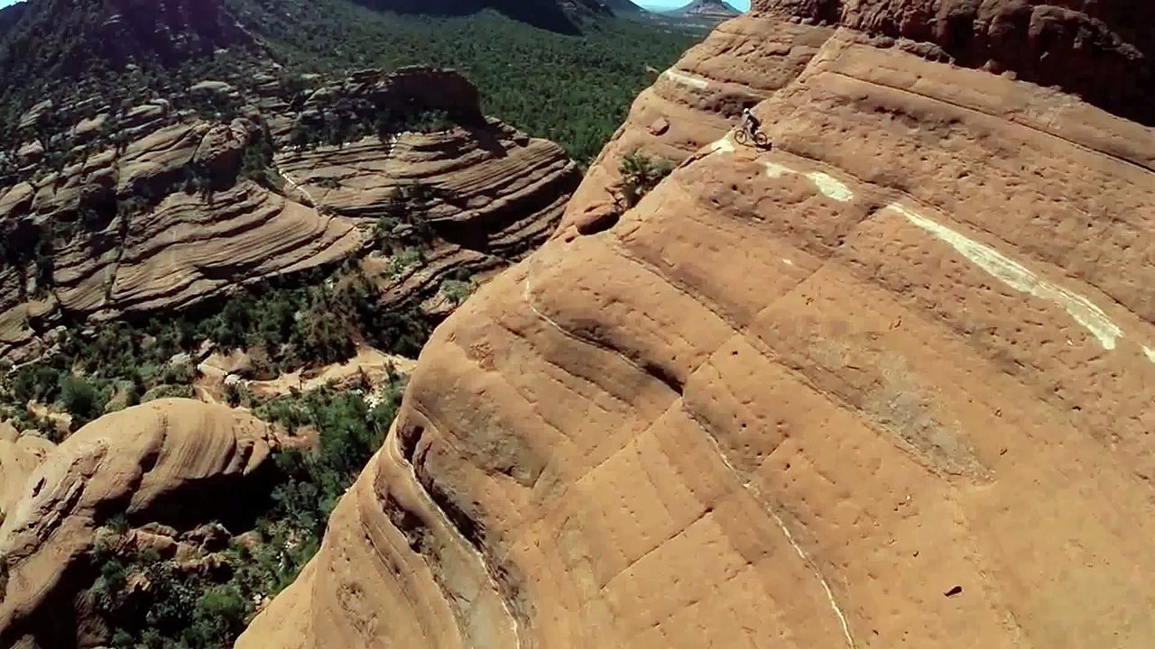 Dron graba a ciclista en una montaña casi vertical