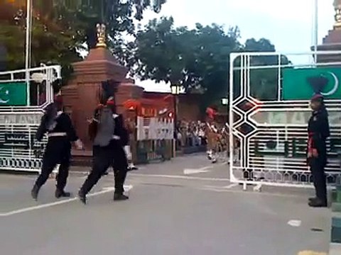 Indian Soldier embarrassed by Pakistan Rangers at latest wagah border flag ceremony