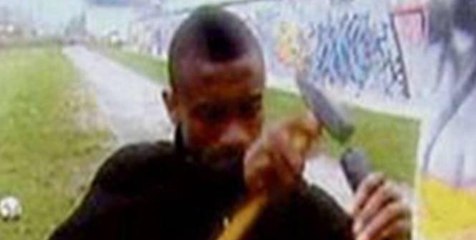 Salomon Kalou vandalise le mur de Berlin