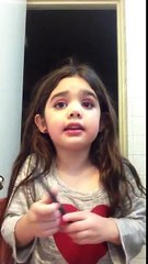Mira cómo esta niña de 5 años enseña a maquillar y se vuelve viral