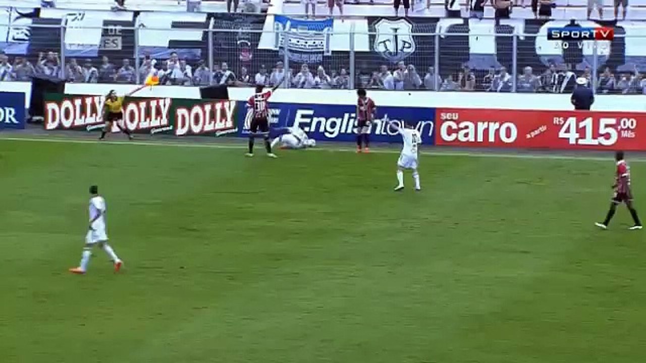 ¡Una juez de línea brasileña se encara con un jugador tras sus protestas!