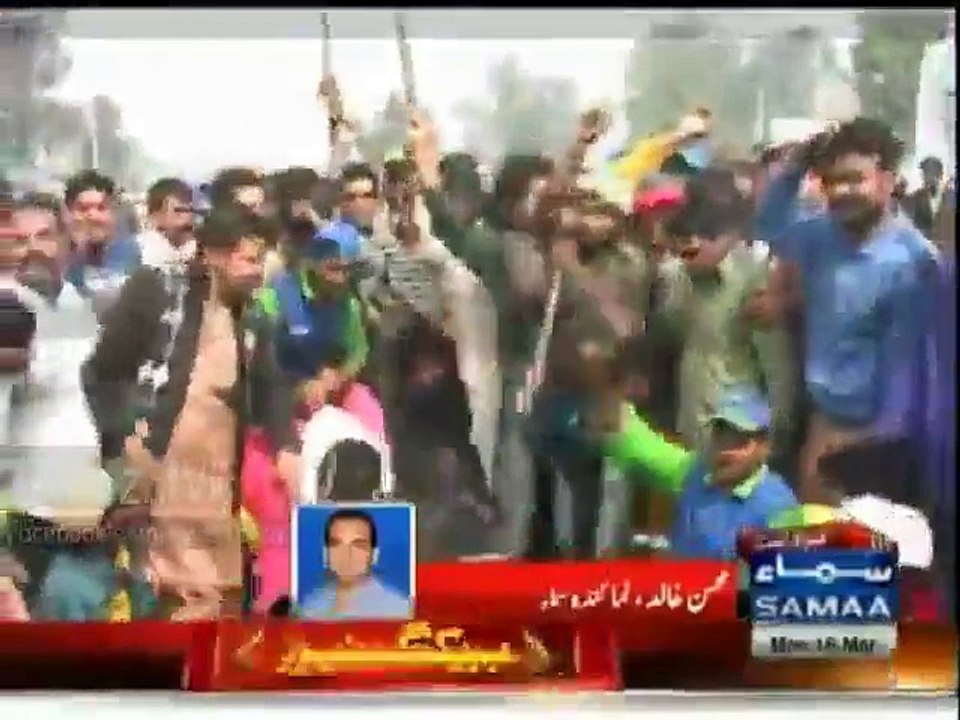 Protesters Demonstrating against Lahore Church Blast in Gujranwala loot van carrying Soft Drinks