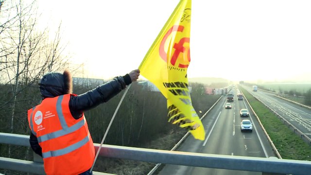 French truck drivers on strike for higher wages