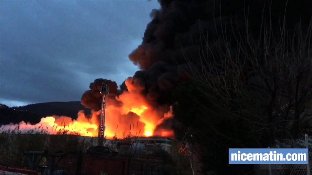 Feu d'entrepôt à Carros