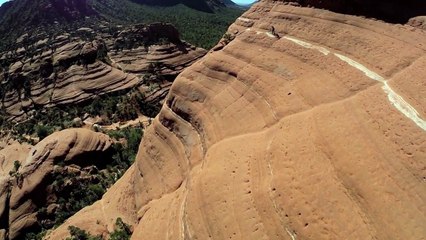 Michal Kollbek roule à flanc de falaise