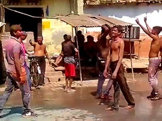 Des indiens dansent et se font renverser