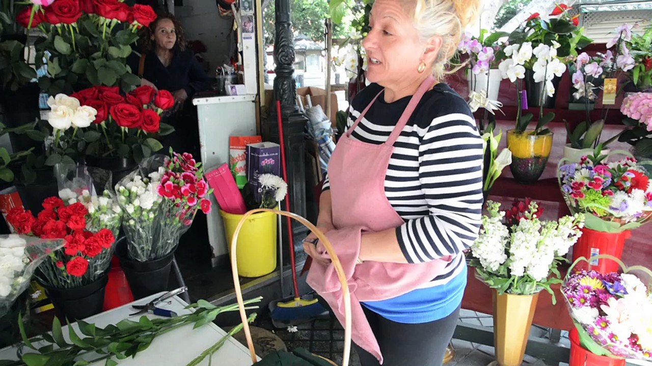 ©Ana nos enseña a realizar un cesto de  Flores Victoria en la Alameda Principal  de Málaga