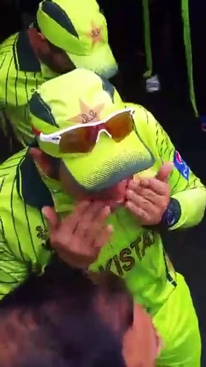Pakistani crowd excited when they see Pakistani team
