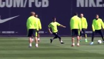 À l'entraînement du FC Barcelone, Neymar punit Luis Suarez avec un bon coup de pied aux fesses