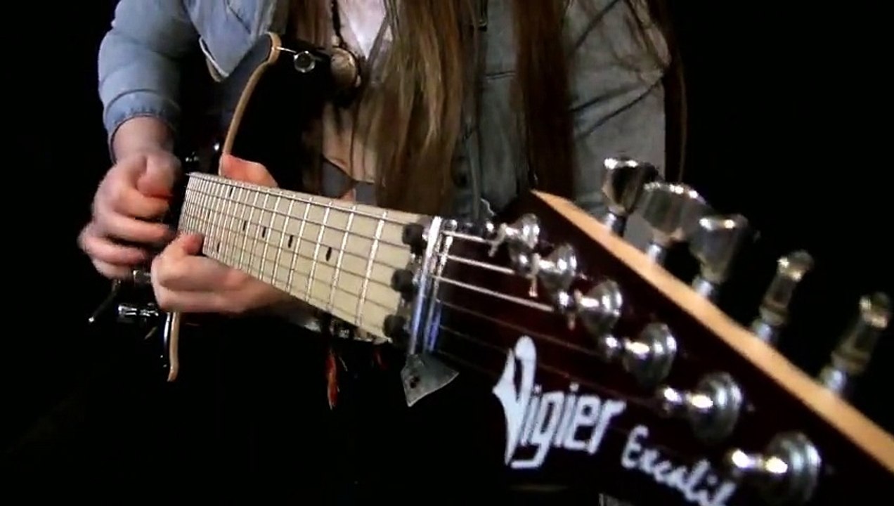 A 15 ans, cette fille est un génie de la guitare. Admirez la performence !