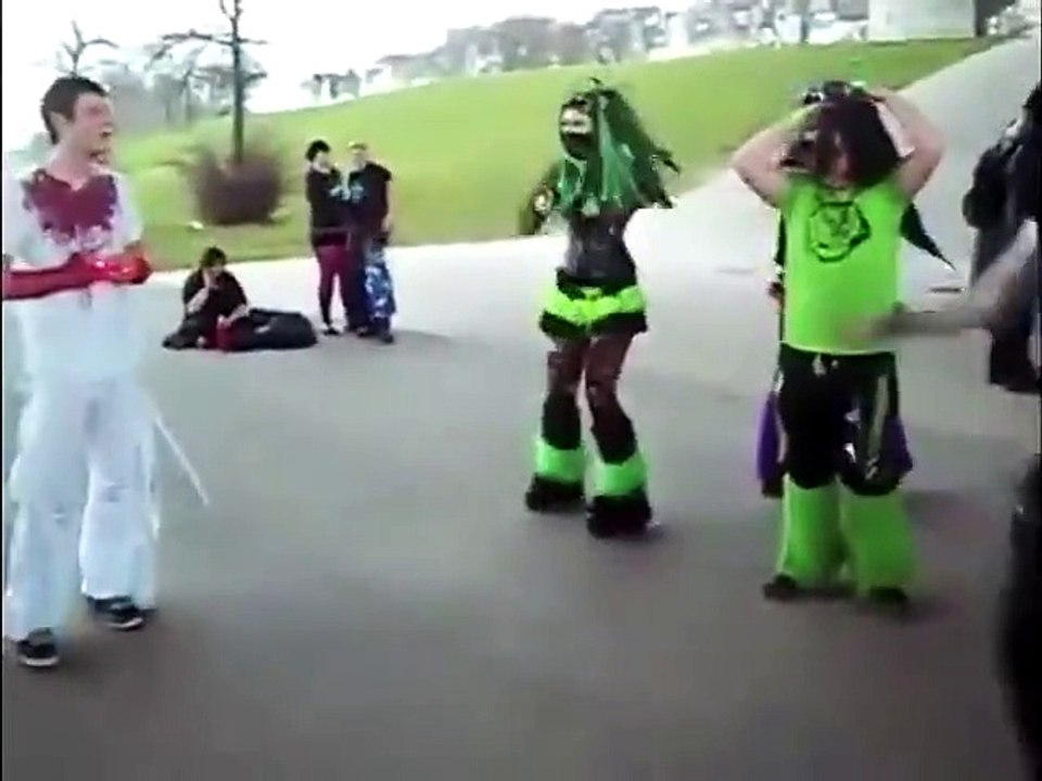 Les gothiques se lachent sur une musique de Thomas le petit train ! A ne surtout pas manquer !