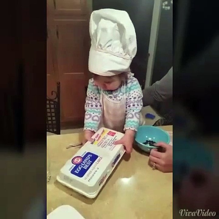 Cette gamine de 2 ans réalise un vrai exploit lors d'une préparation de gateau !