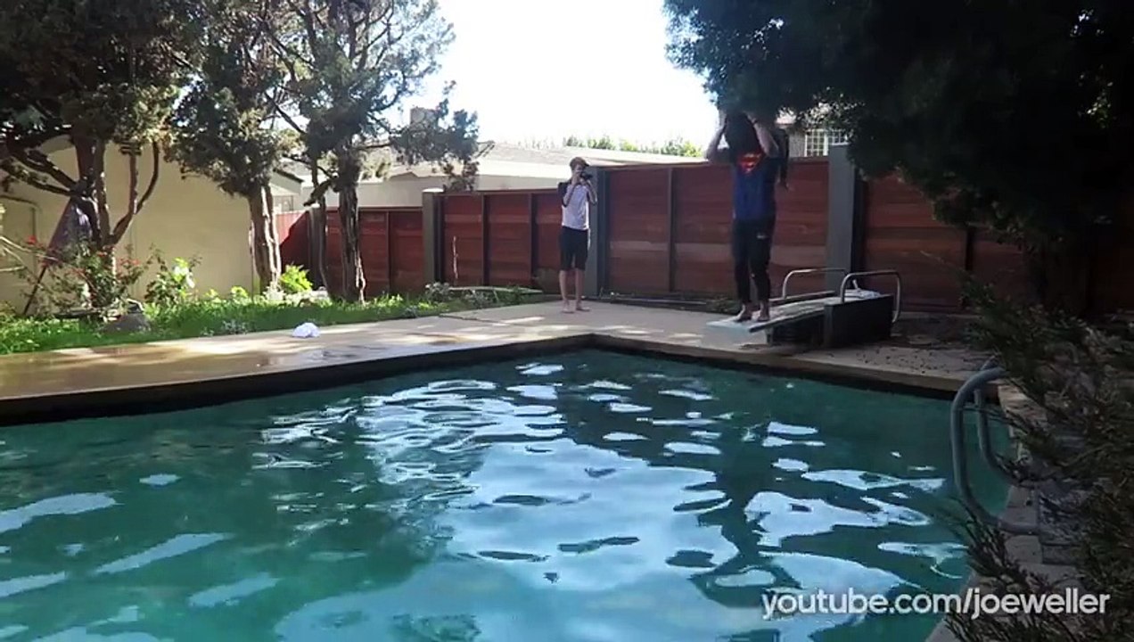 Du catch avec des jolies filles dans une piscine !