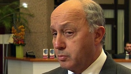 França diz que voltar a falar com Assad seria 'presente' ao EI