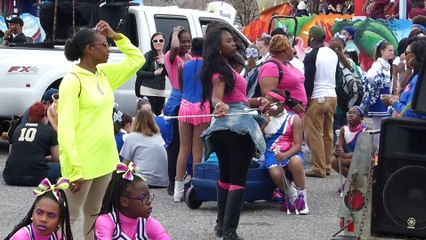 Cheerleader Mardi Gras 2