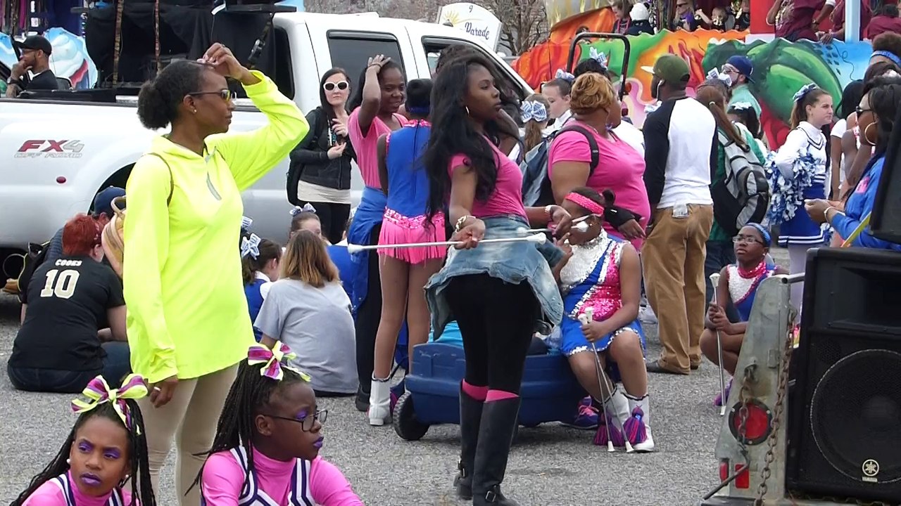 Cheerleader Mardi Gras 2