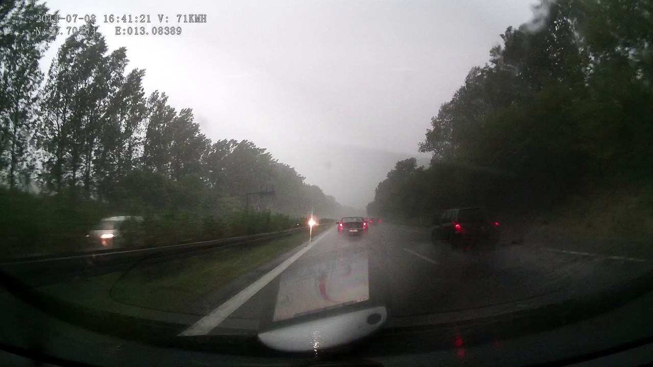 Naher Blitzeinschlag auf der Autobahn