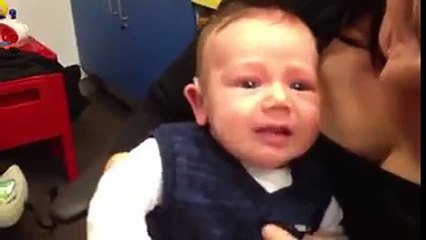 Ce bébé entend pour la PREMIÈRE FOIS grâce à une Prothèse
