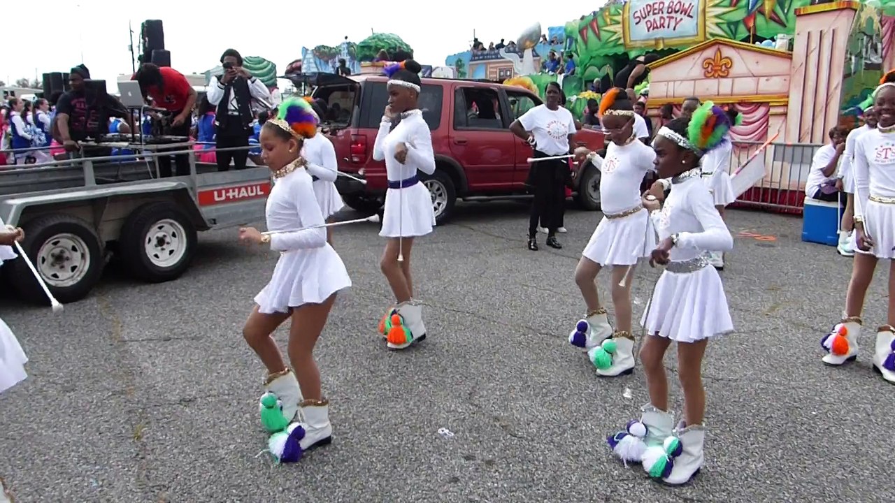 Cheerleader Mardi Gras 3
